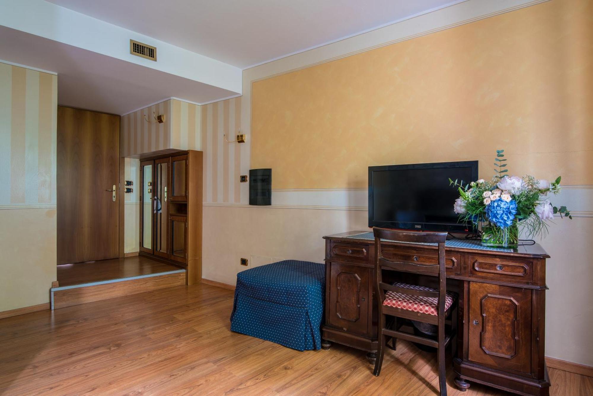 Hotel Porta Del Sole Soiano Del Lago Bagian luar foto