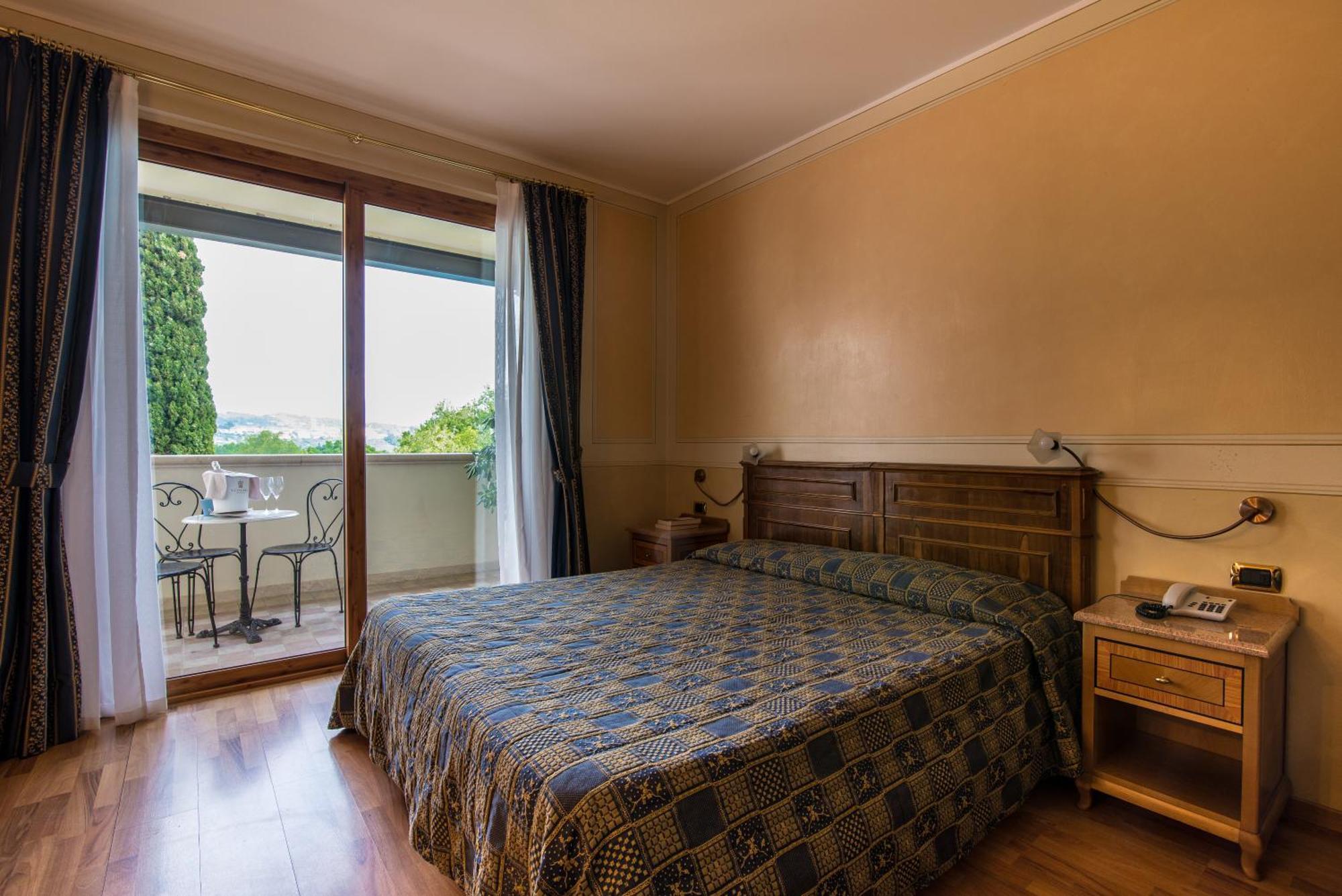 Hotel Porta Del Sole Soiano Del Lago Bagian luar foto