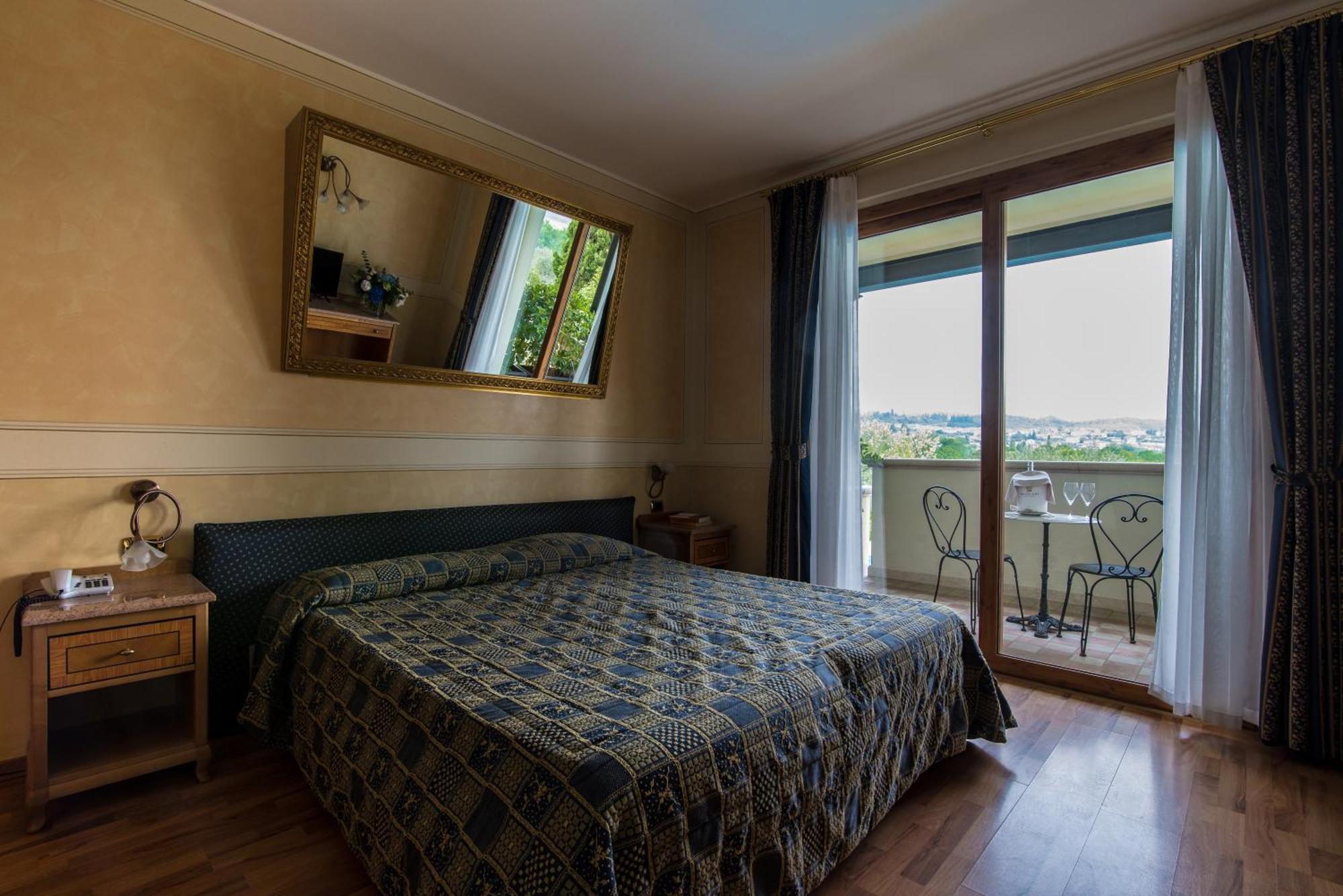 Hotel Porta Del Sole Soiano Del Lago Bagian luar foto