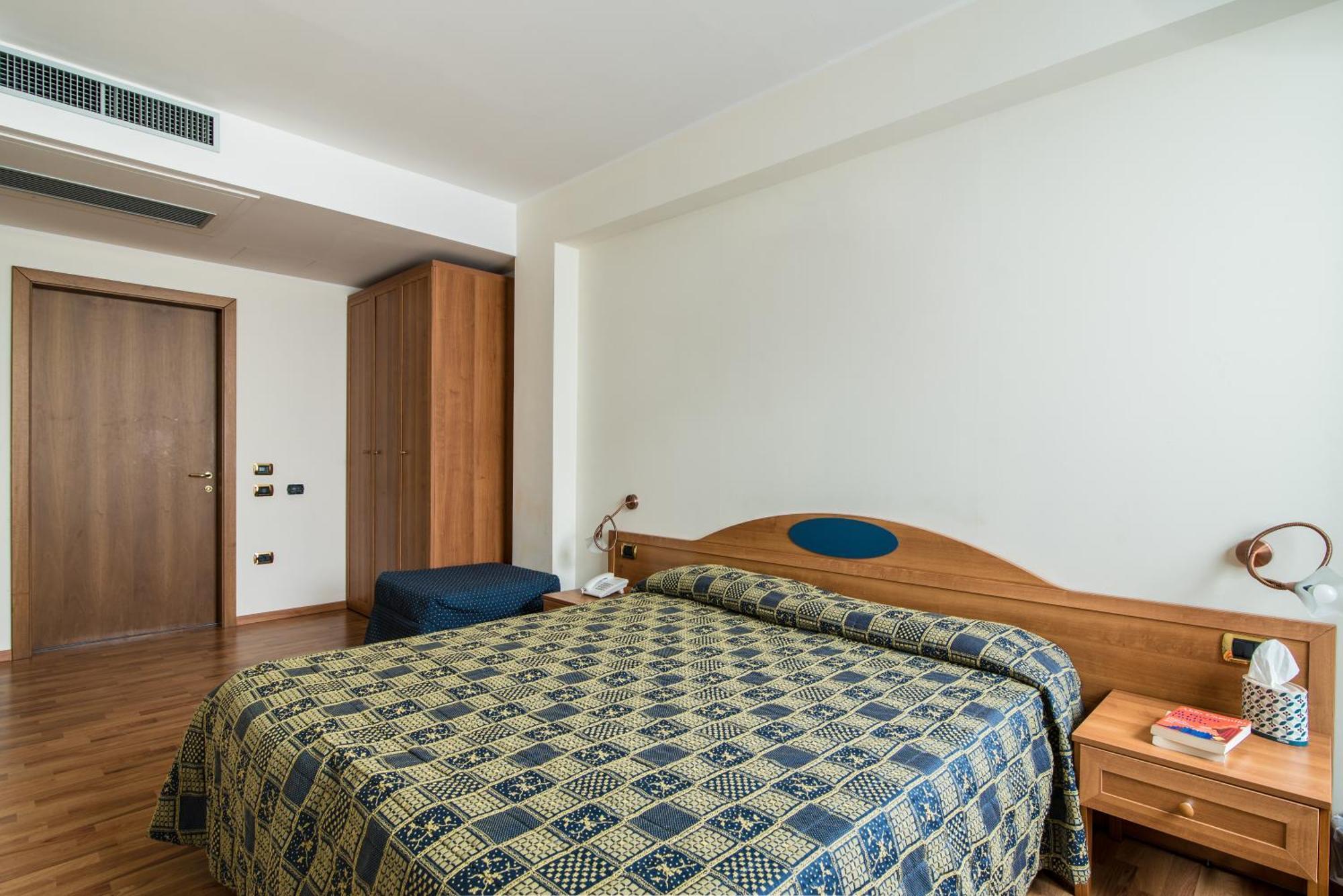 Hotel Porta Del Sole Soiano Del Lago Bagian luar foto